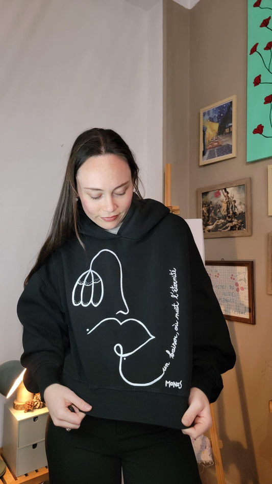 Sweat à capuche upcyclé peint à la main. "Un baiser, où naît l'éternité" - Taille L