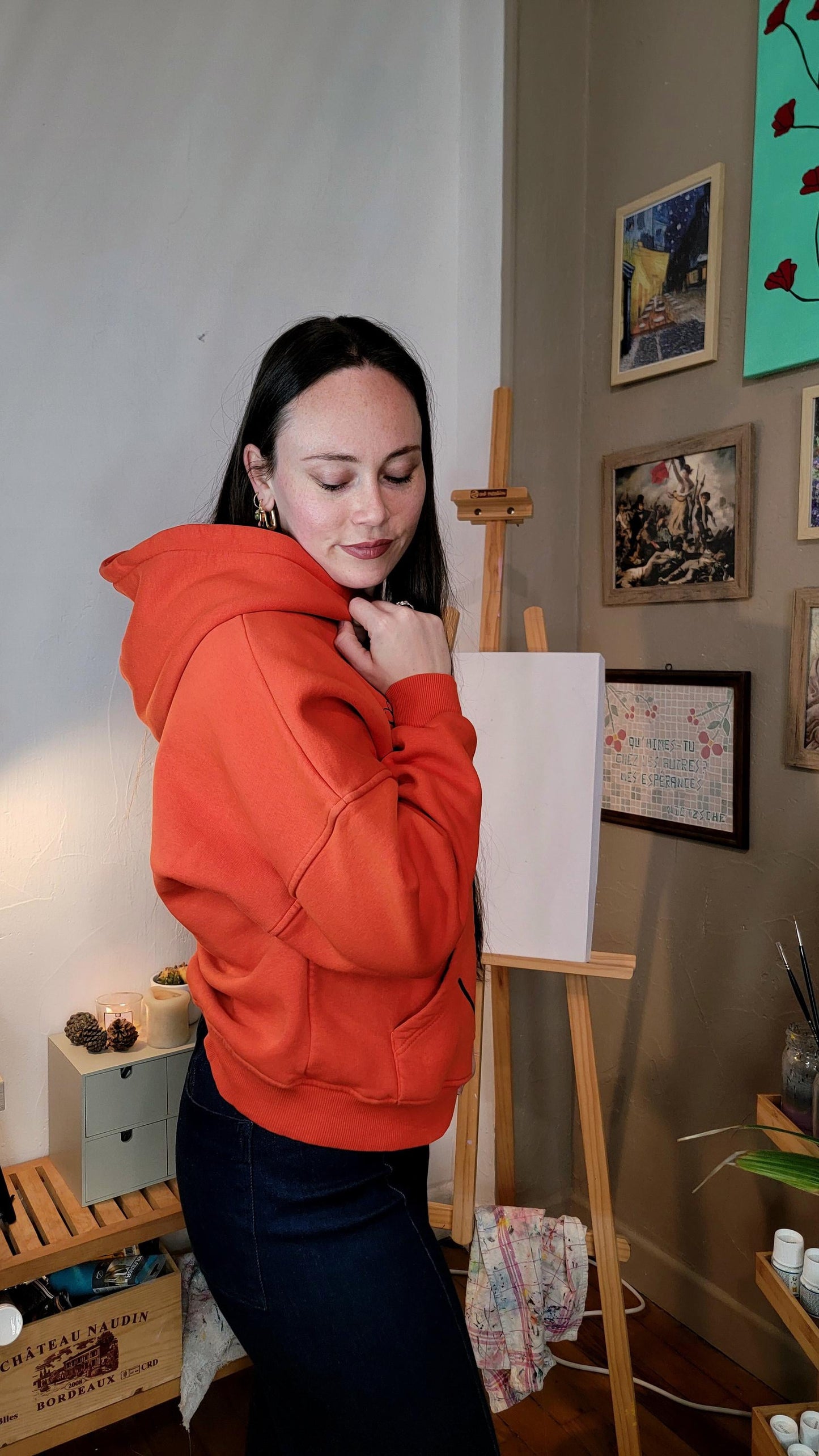 Sweat-shirt à capuche upcyclé peint à la main. "L'éveil d'un volcan dans le coeur" - Taille M