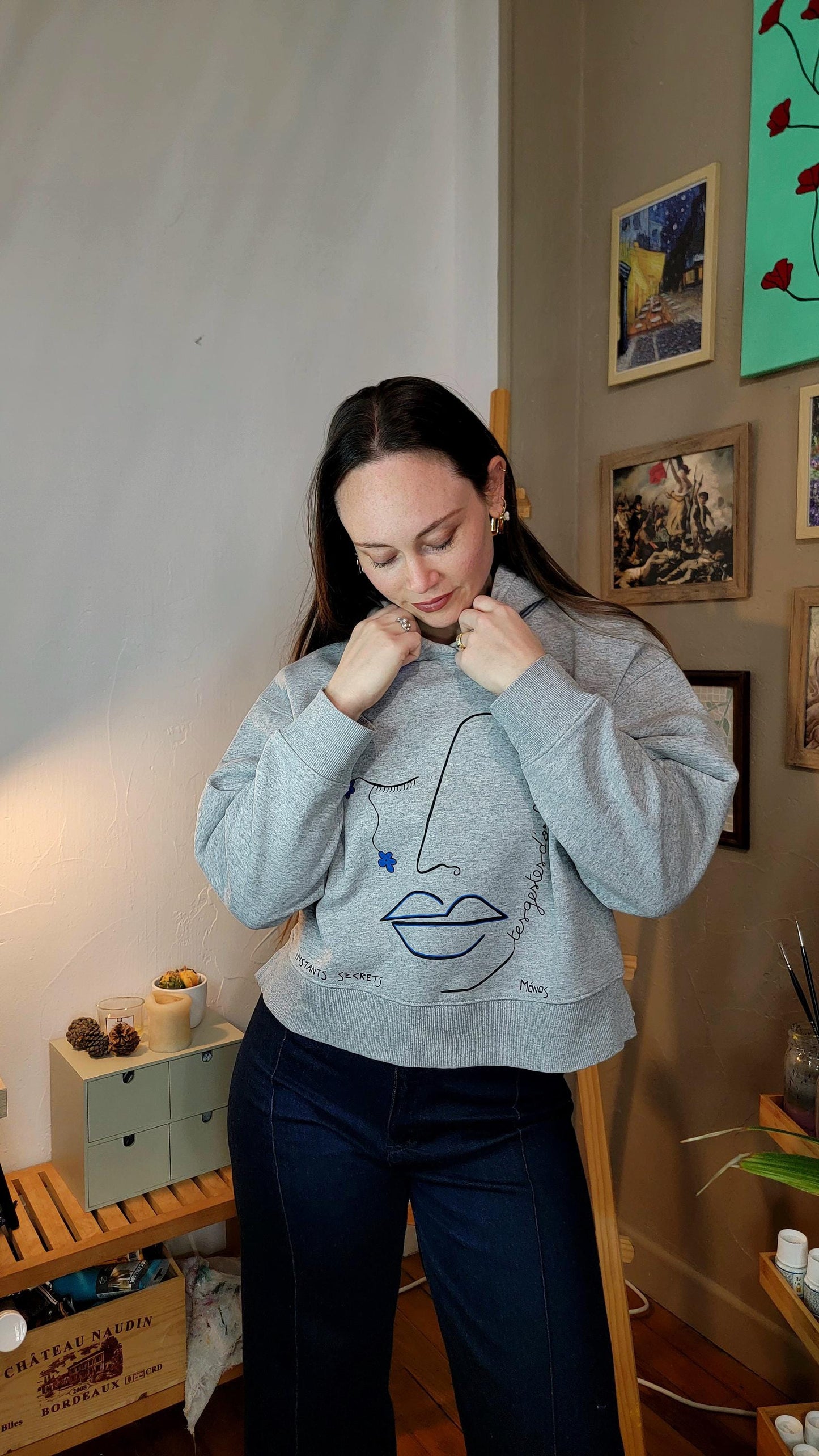 Sweat à capuche upcyclé peint à la main. "Tes gestes d'orfèvres" Taille S