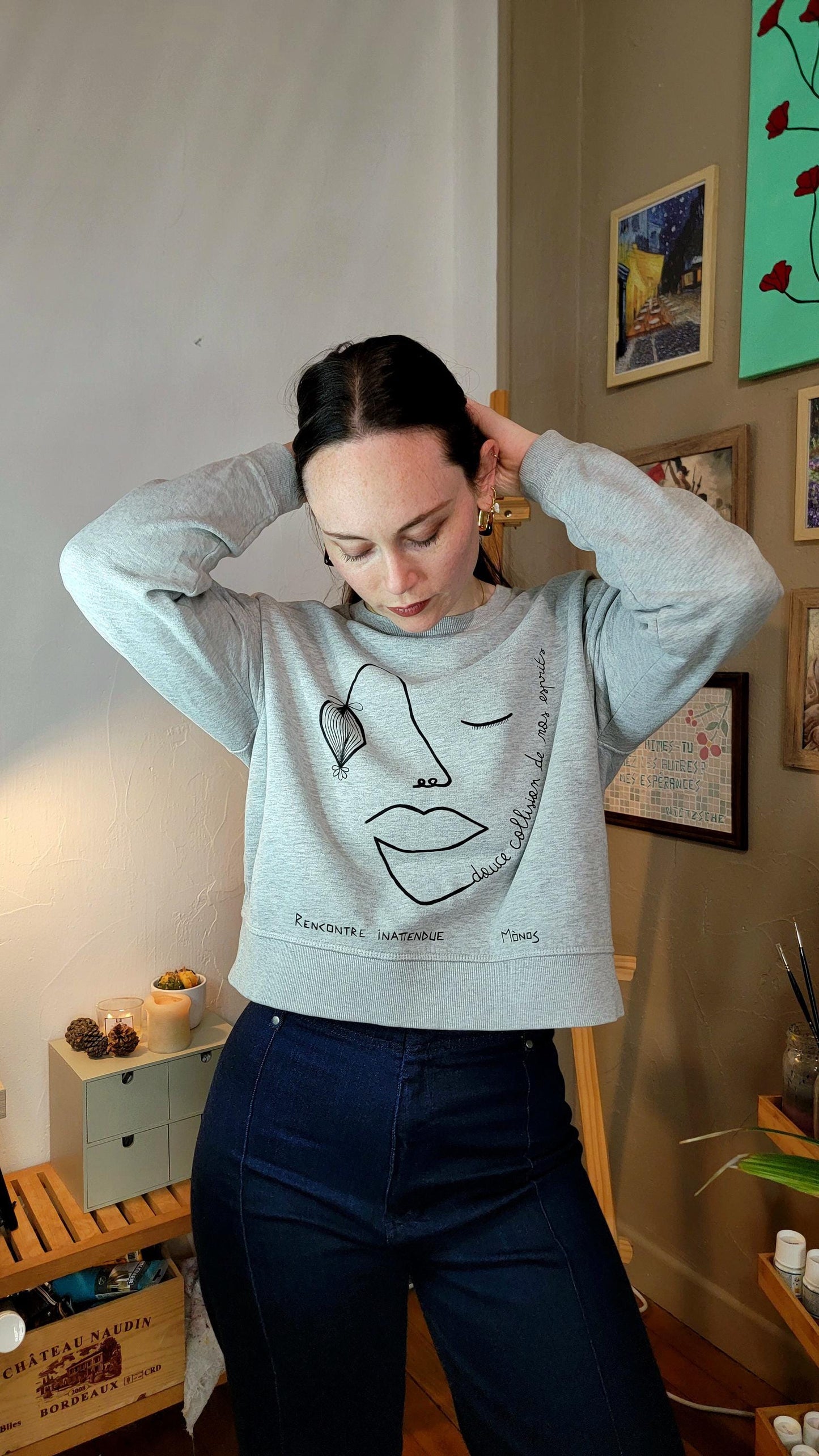 Sweat-shirt upcyclé peint à la main. "Douce collision de nos esprit" - Taille M