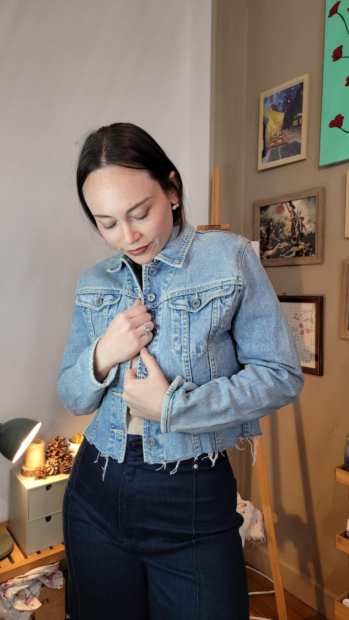 Veste en jean upcyclée peinte à la main "L'instant est la seule vraie richesse" - Taille S