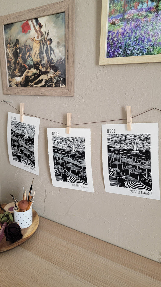 Linogravure originale en édition limitée "Sous les parasols" Couleur Noir de carbone