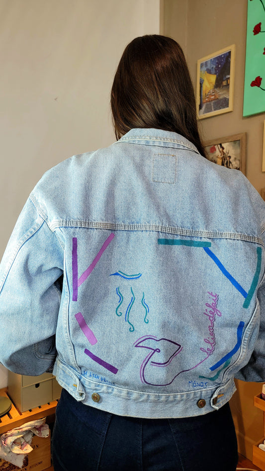 Veste en jean upcyclée peinte à la main. "Le lien défait" - Taille L