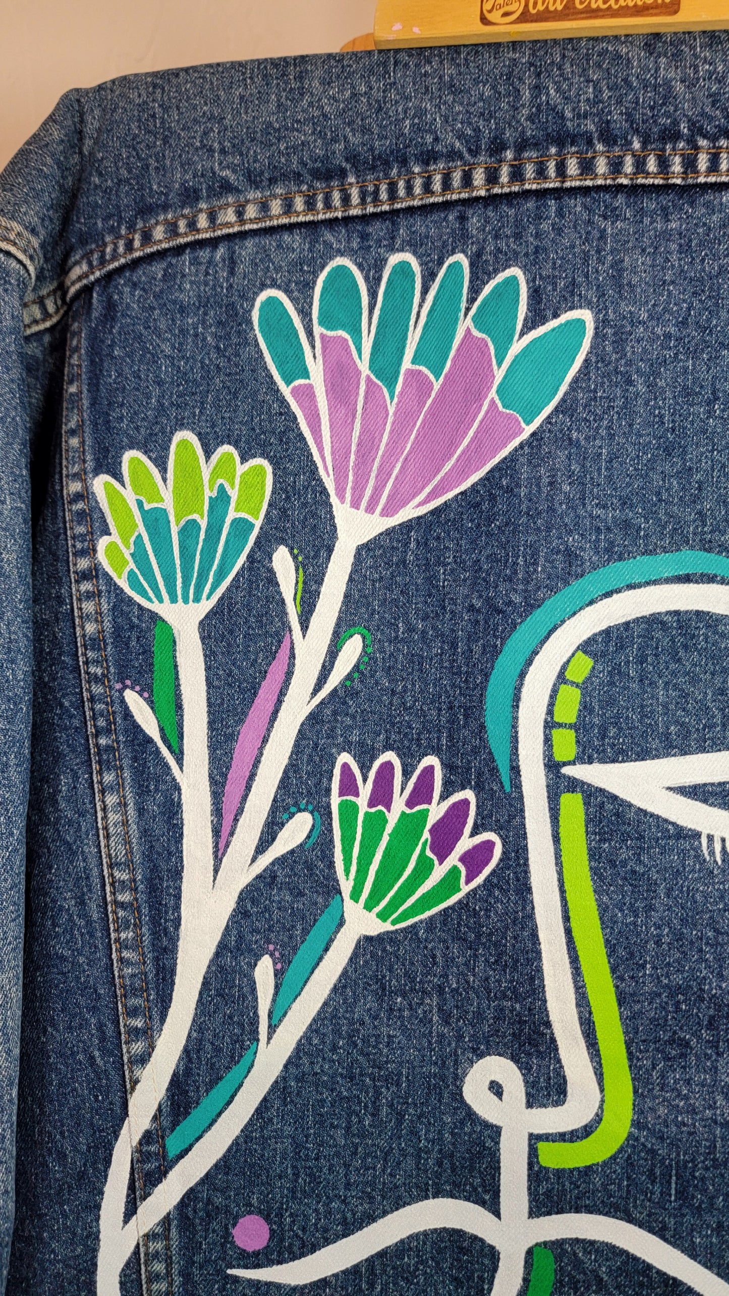Veste en jean upcyclée peinte à la main. "Epure" - Taille L