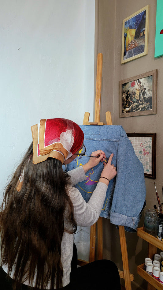 Veste en jean upcyclée peinte à la main. "Le parfum du coeur" - Taille : L (coupe oversize)