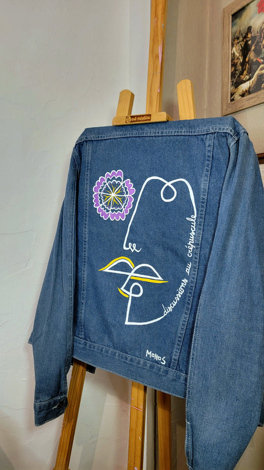 Veste en jean upcyclée peinte à la main, pièce unique, poétique. "Discussions au crépuscule" - Taille 36 S