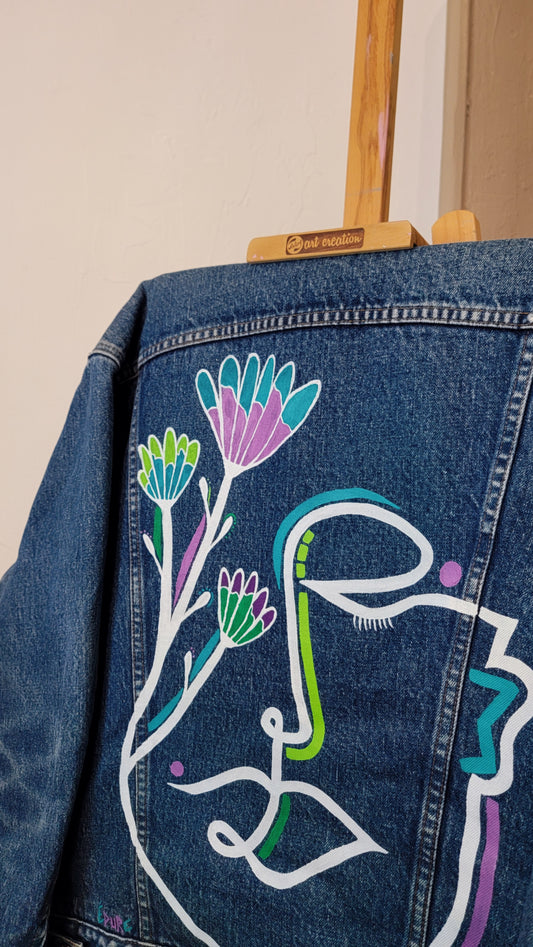 Veste en jean upcyclée peinte à la main. "Epure" - Taille L