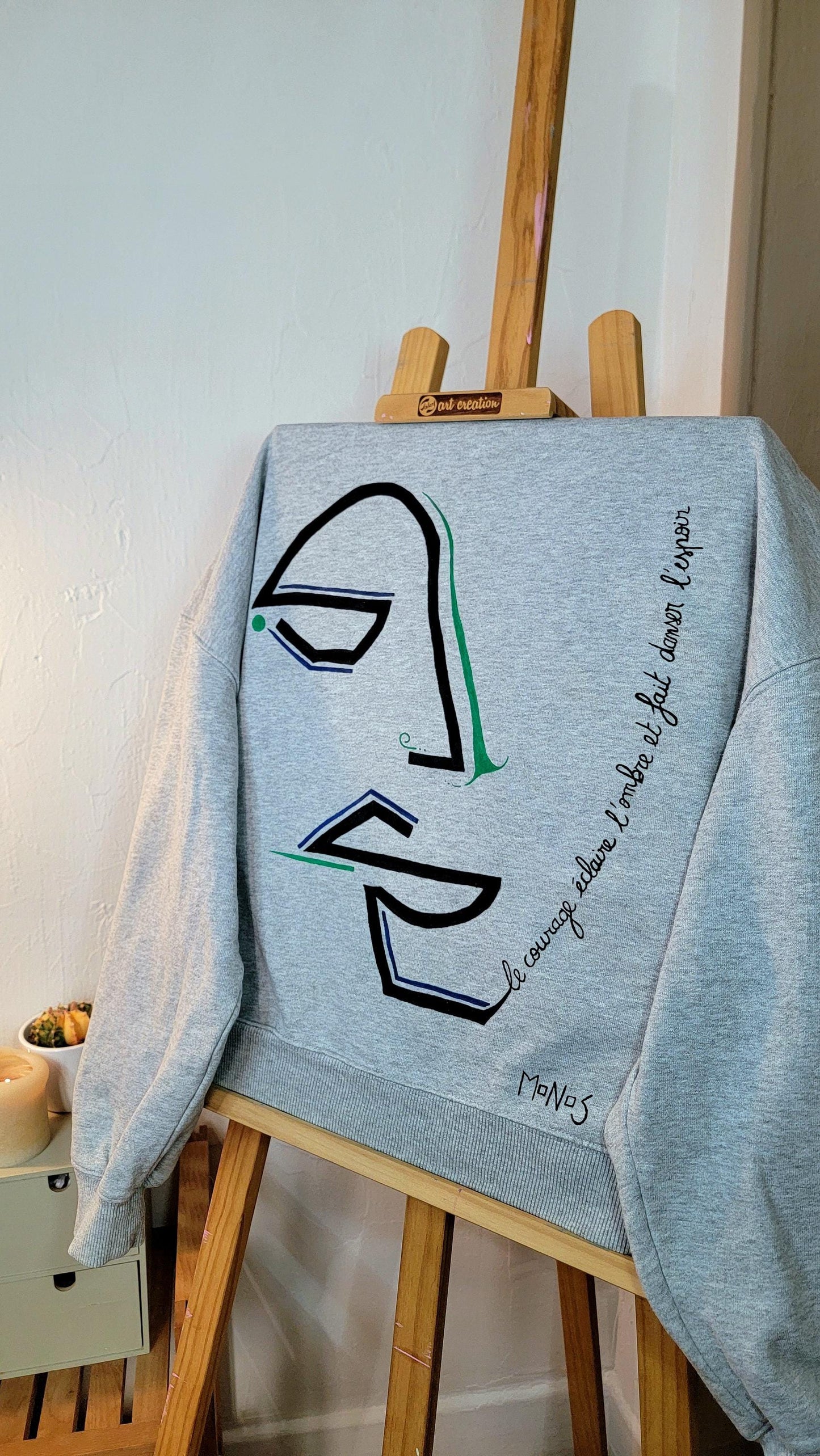 Sweat-shirt upcyclé peint à la main. "Le courage éclaire l'ombre et fait danser l'espoir" Taille L (homme)