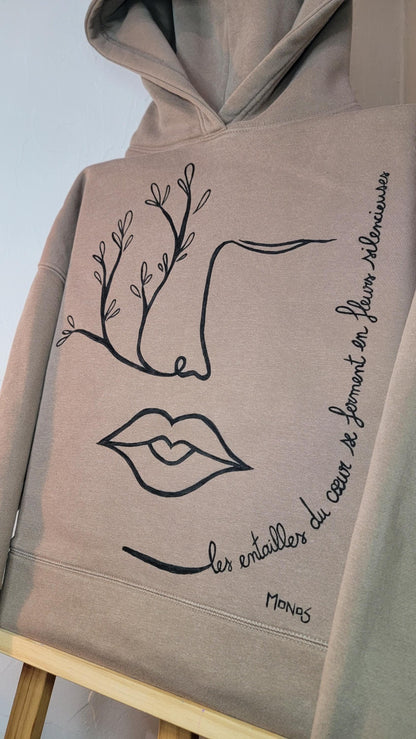 Sweat à capuche upcyclé peint à la main. "Les entailles du cœur se ferment en fleurs silencieuses" - Taille M