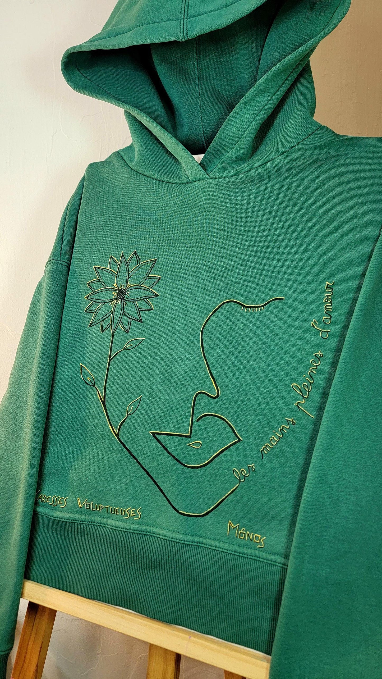 Sweat-shirt à capuche upcyclé peint à la main. "Les mains pleines d'amour" - Taille M