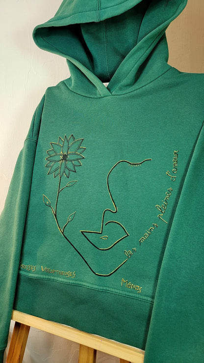 Sweat-shirt à capuche upcyclé peint à la main. "Les mains pleines d'amour" - Taille M