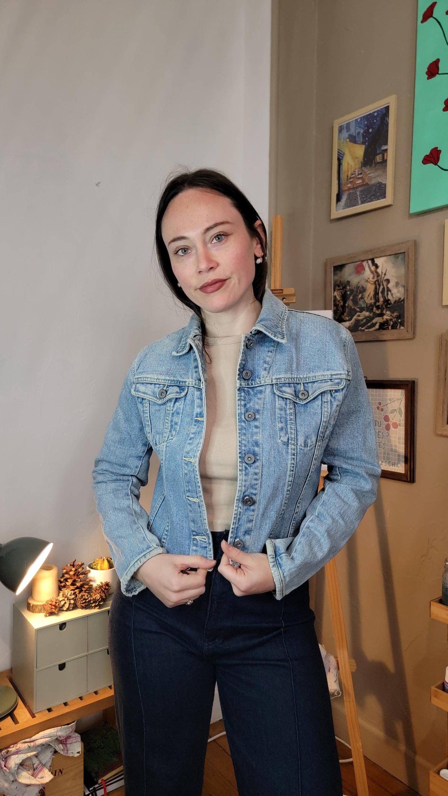 Veste en jean upcyclée peinte à la main "L'instant est la seule vraie richesse" - Taille S