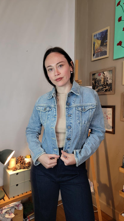 Veste en jean upcyclée peinte à la main "L'instant est la seule vraie richesse" - Taille S