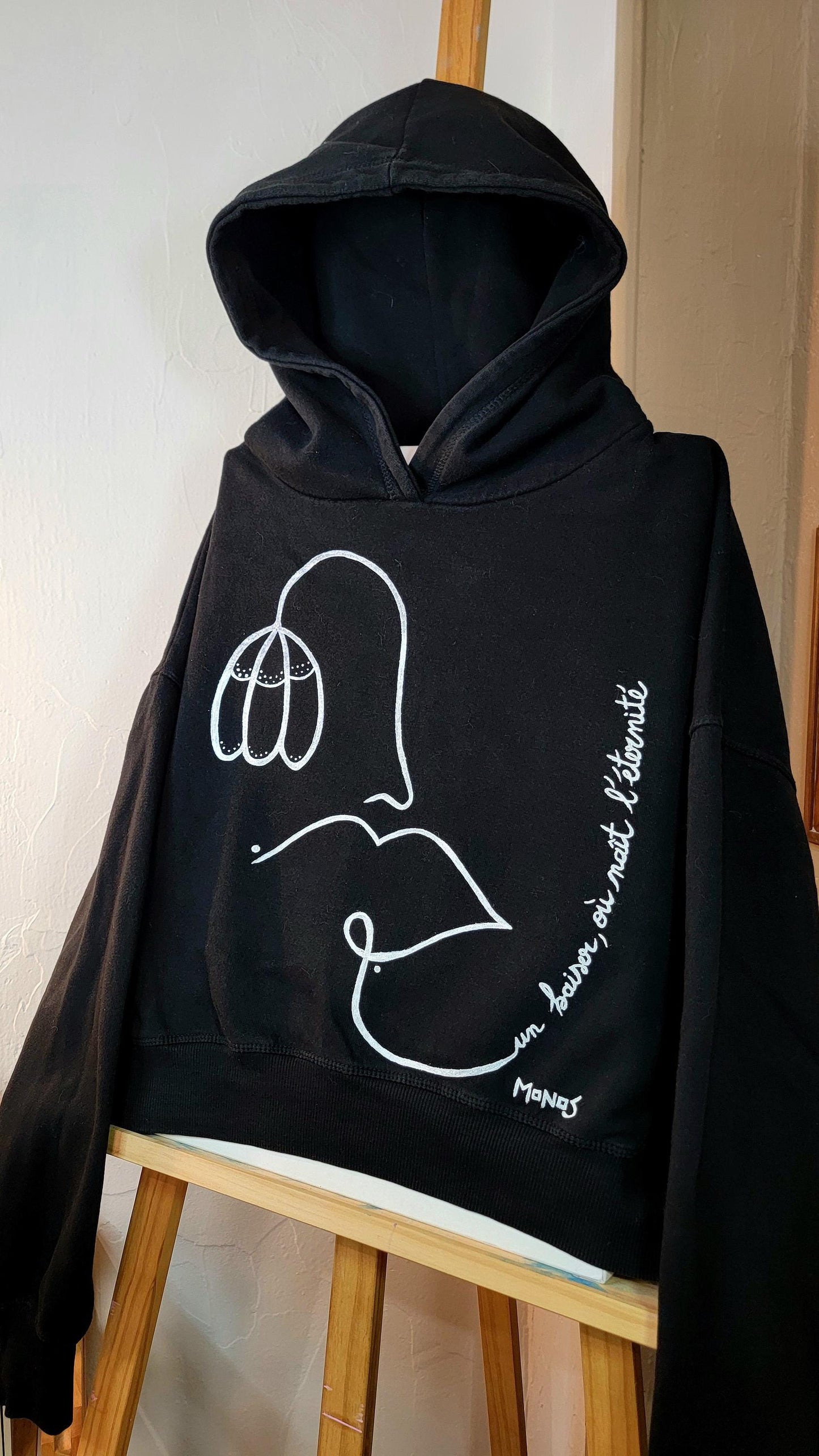 Sweat à capuche upcyclé peint à la main. "Un baiser, où naît l'éternité" - Taille L