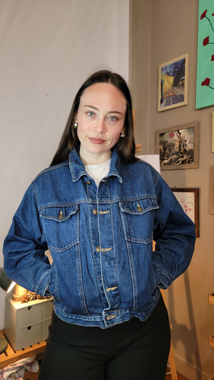 Veste en jean upcyclée peinte à la main. "Pétales" - Taille M