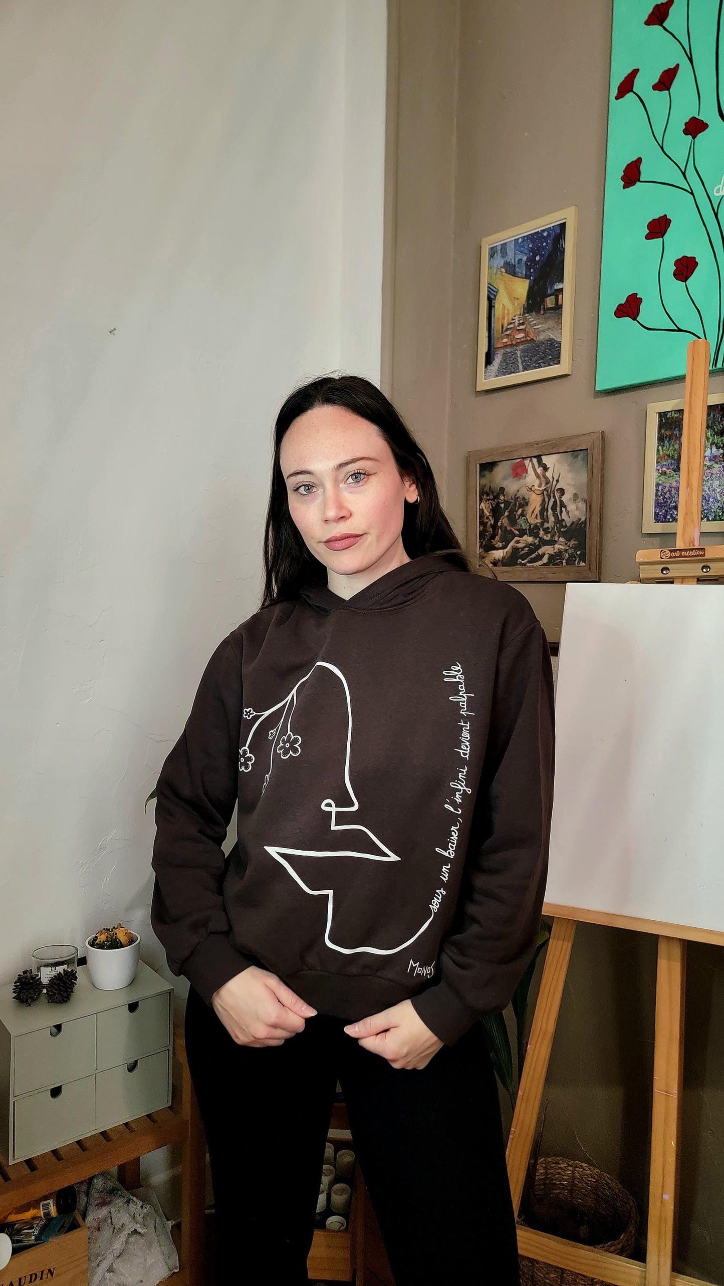 Sweat à capuche peint à la main. "Sous un baiser, l'infini devient palpable" - Taille S