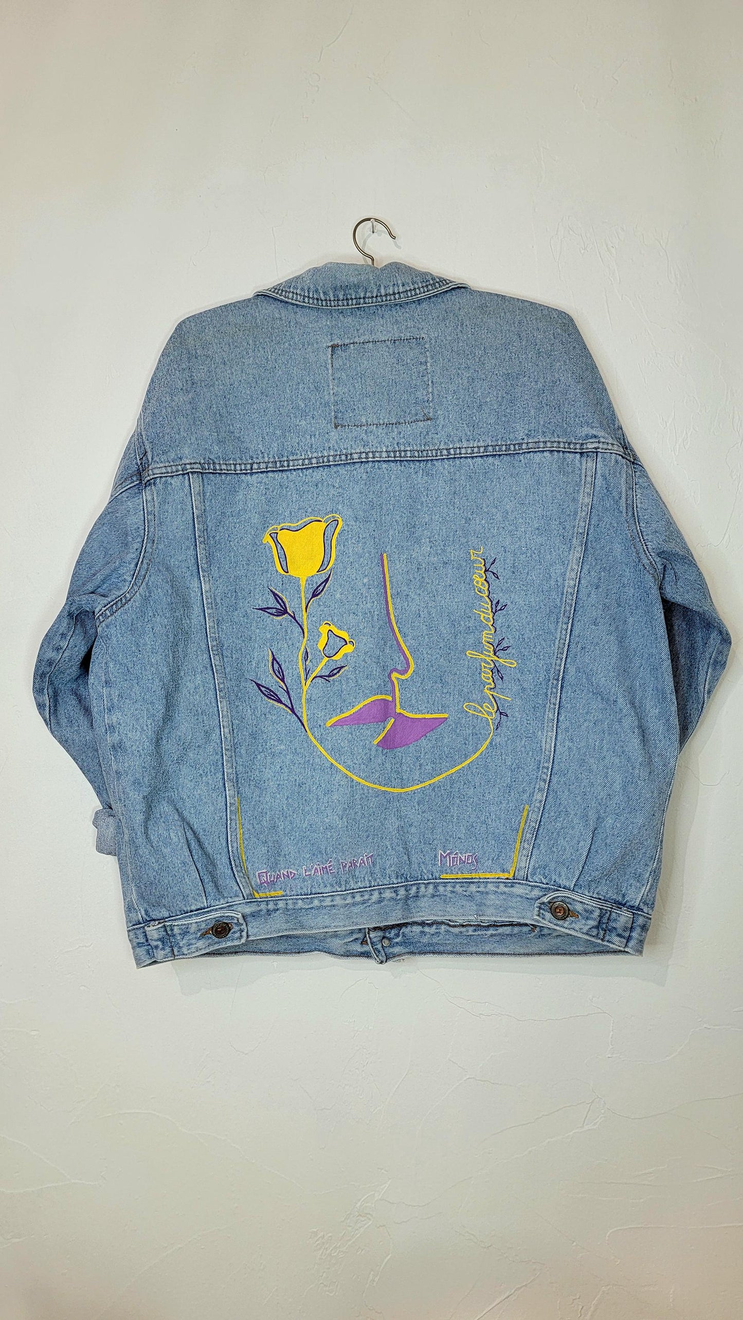 Veste en jean upcyclée peinte à la main. "Le parfum du coeur" - Taille : L (coupe oversize)