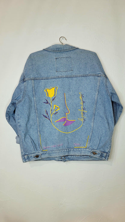 Veste en jean upcyclée peinte à la main. "Le parfum du coeur" - Taille : L (coupe oversize)