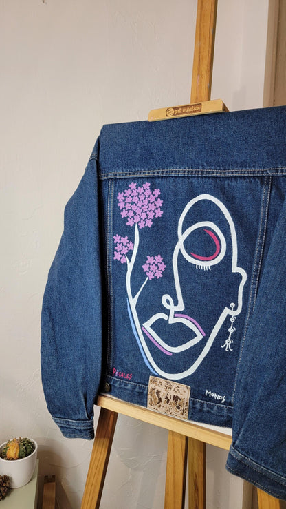 Veste en jean upcyclée peinte à la main. "Pétales" - Taille M