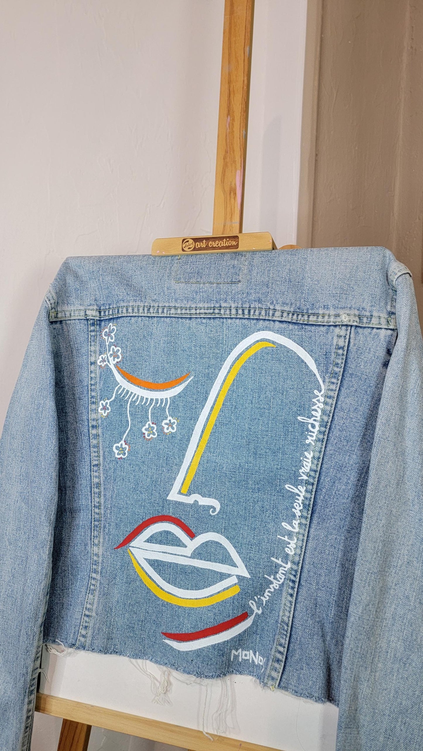 Veste en jean upcyclée peinte à la main "L'instant est la seule vraie richesse" - Taille S