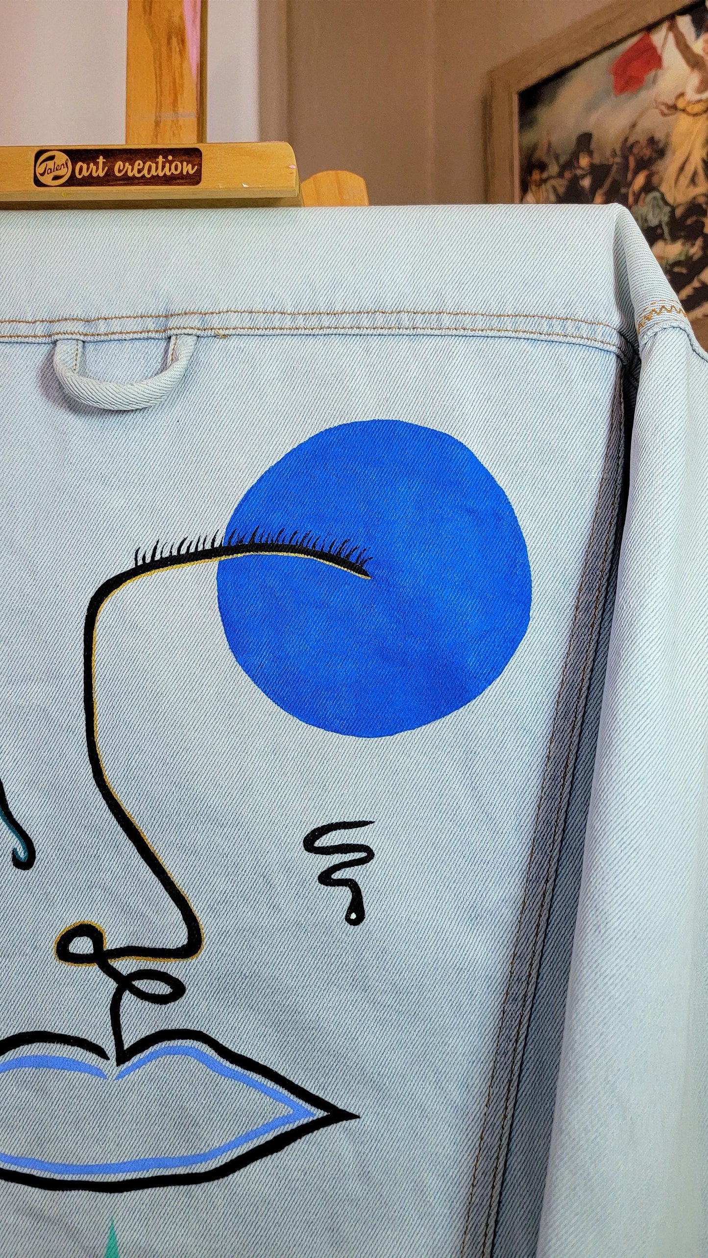 Veste en jean upcyclée peinte à la main. "Perles" - Taille M