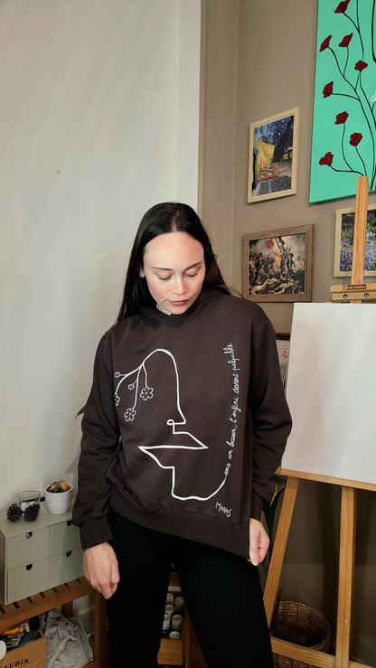 Sweat à capuche peint à la main. "Sous un baiser, l'infini devient palpable" - Taille S