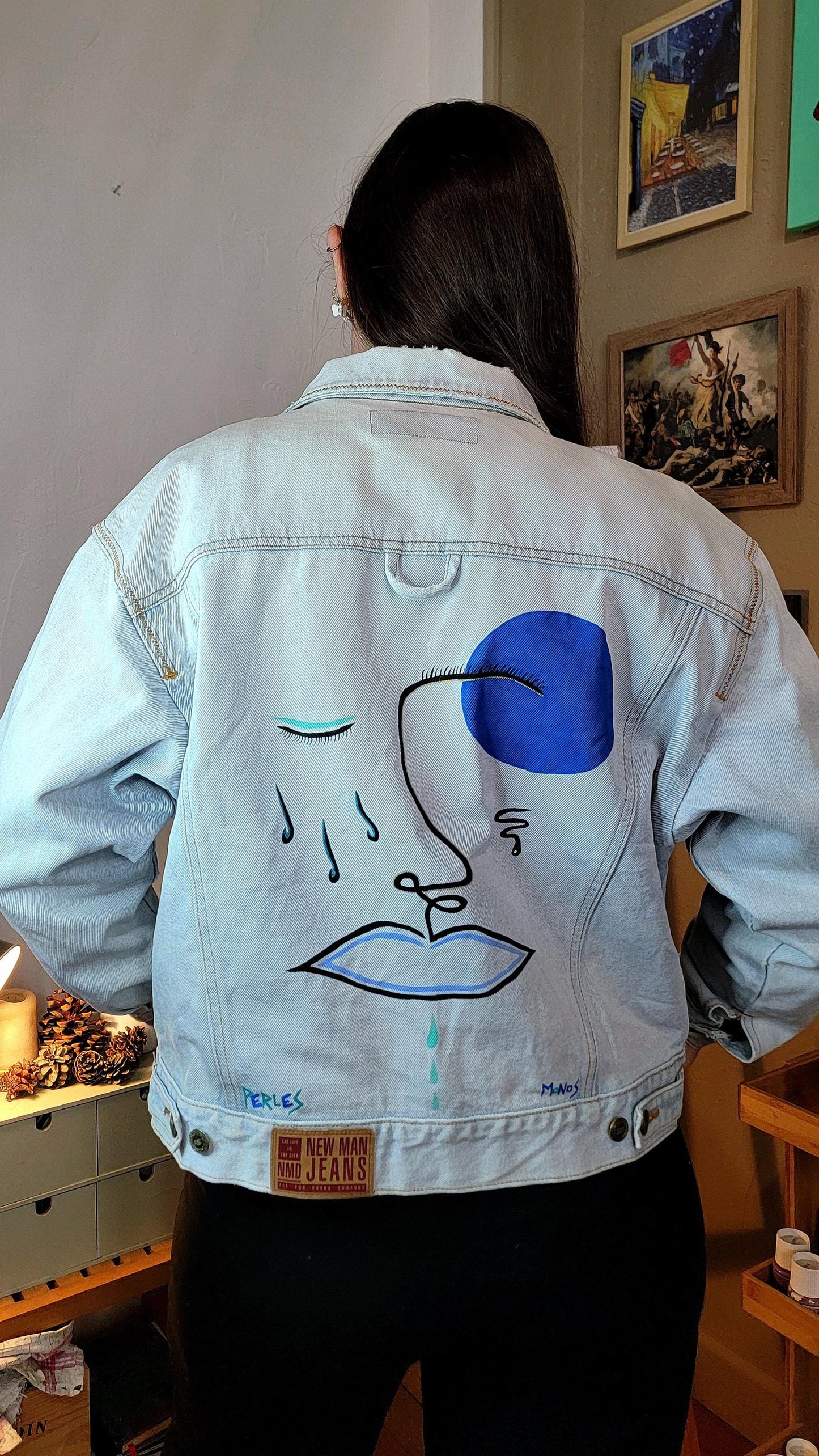 Veste en jean upcyclée peinte à la main. "Perles" - Taille M