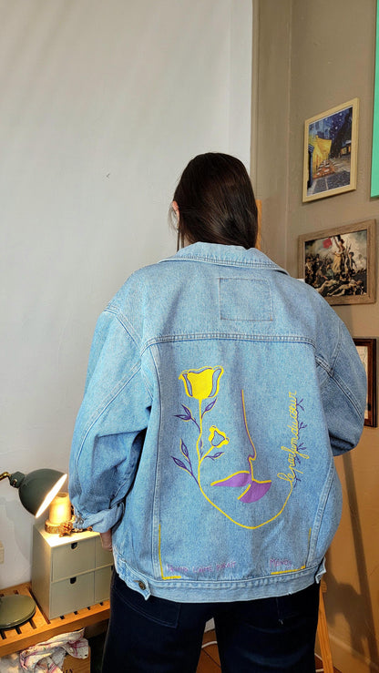Veste en jean upcyclée peinte à la main. "Le parfum du coeur" - Taille : L (coupe oversize)