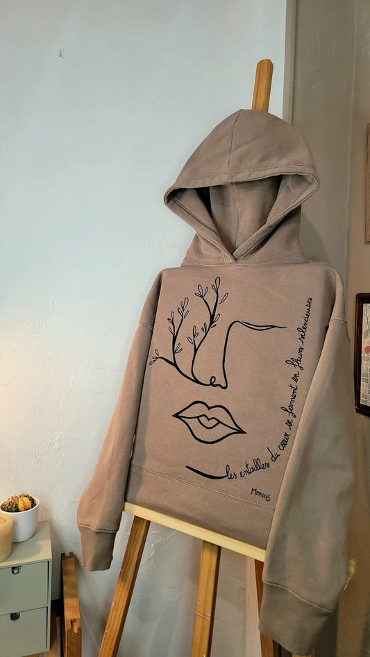 Sweat à capuche upcyclé peint à la main. "Les entailles du cœur se ferment en fleurs silencieuses" - Taille M