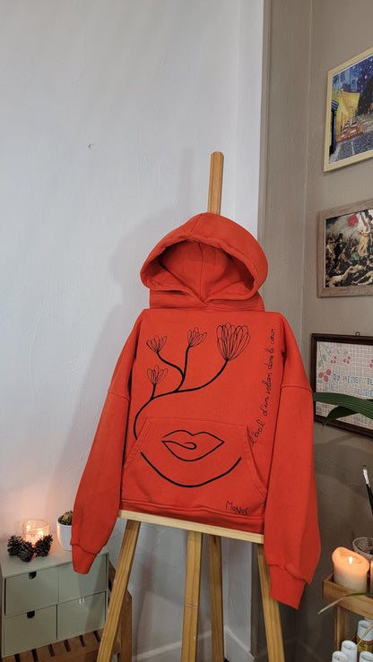 Sweat-shirt à capuche upcyclé peint à la main. "L'éveil d'un volcan dans le coeur" - Taille M