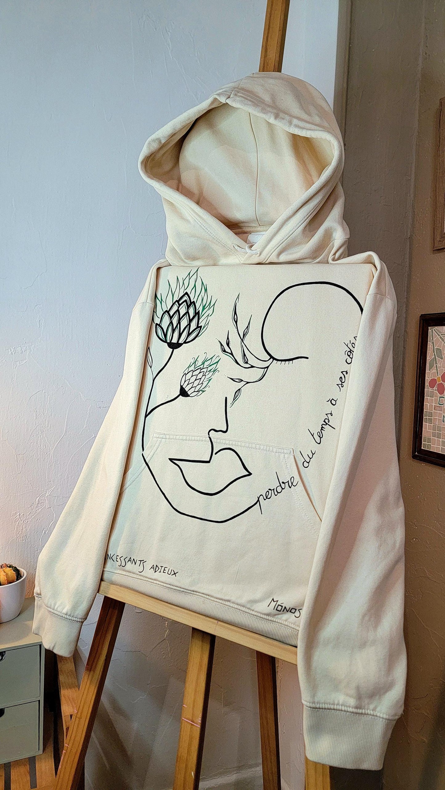 Sweat-shirt à capuche upcyclé peint à la main. "Perdre du temps à ses côtés" - Taille L