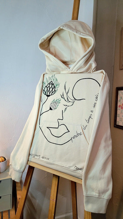Sweat-shirt à capuche upcyclé peint à la main. "Perdre du temps à ses côtés" - Taille L