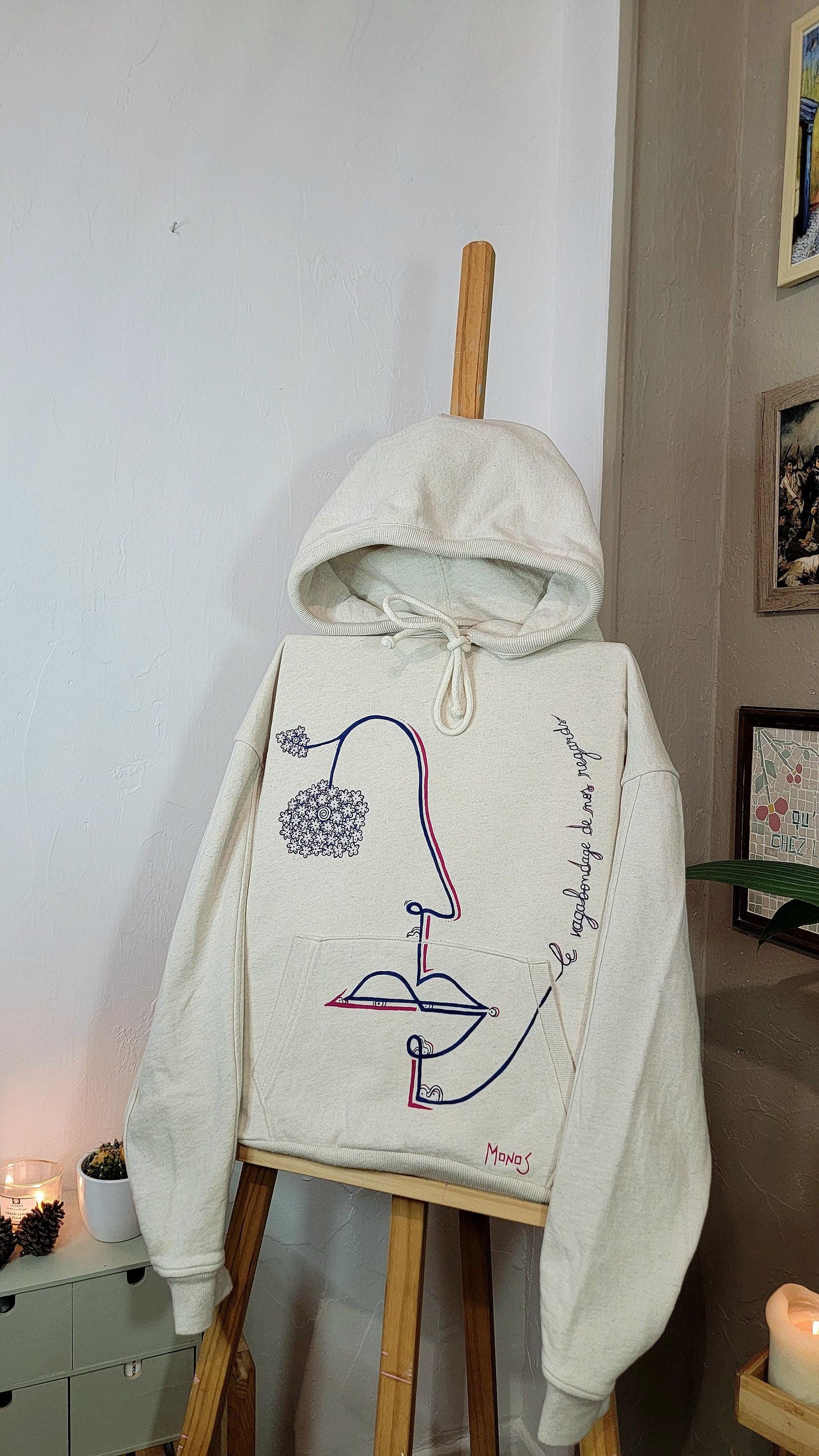 Sweat-shirt à capuche upcyclé peint à la main. "Le vagabondage de nos regards" - Taille M