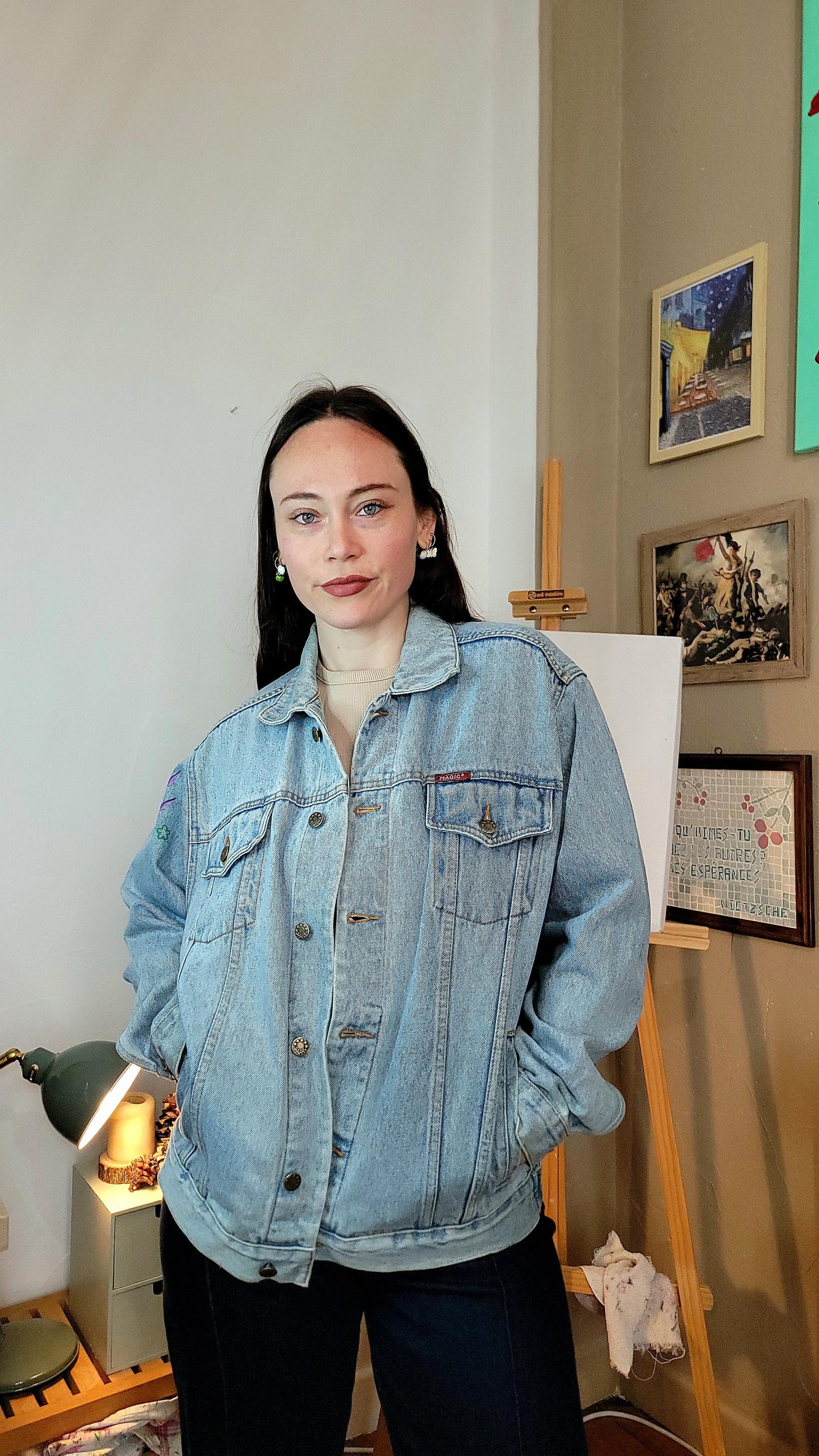 Veste en jean upcyclée peinte à la main. "Ta présence a réveillé mes silences" - Taille : M