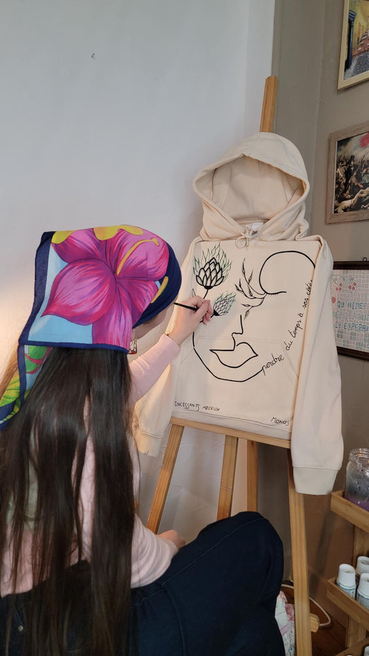 Sweat-shirt à capuche upcyclé peint à la main. "Perdre du temps à ses côtés" - Taille L