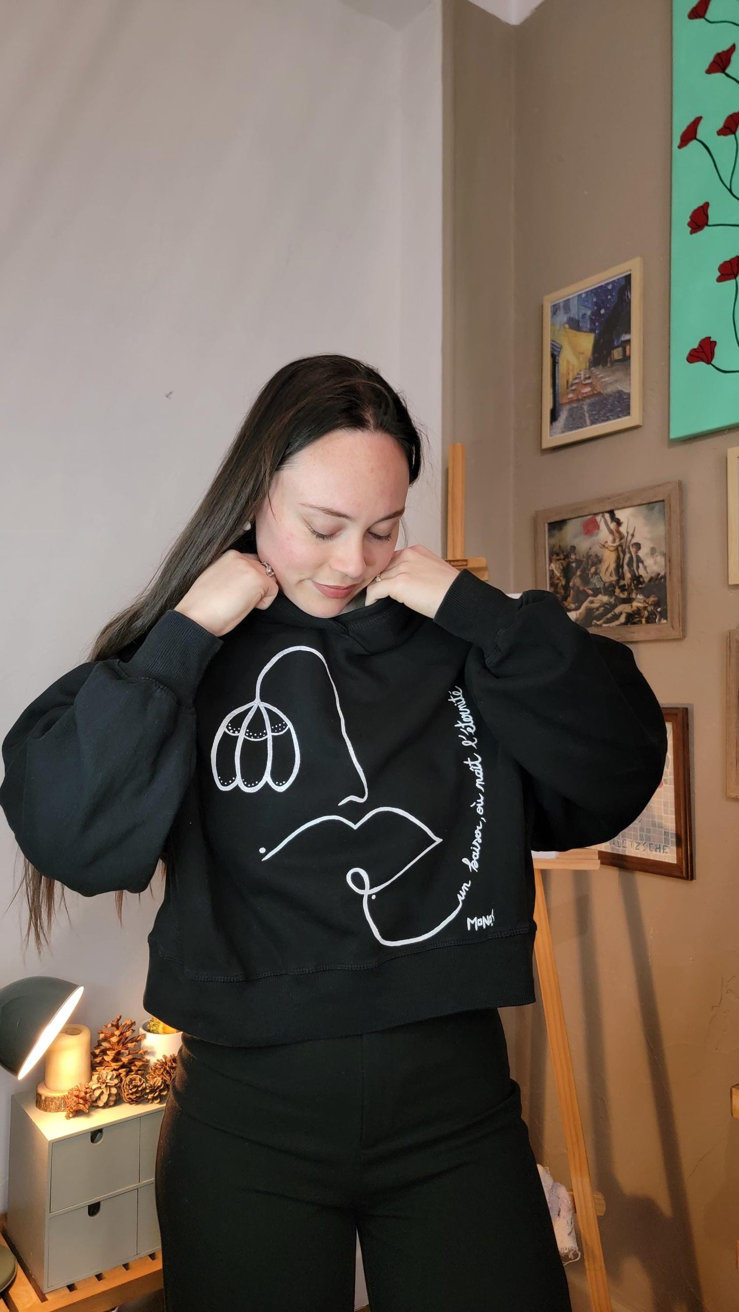 Sweat à capuche upcyclé peint à la main. "Un baiser, où naît l'éternité" - Taille L