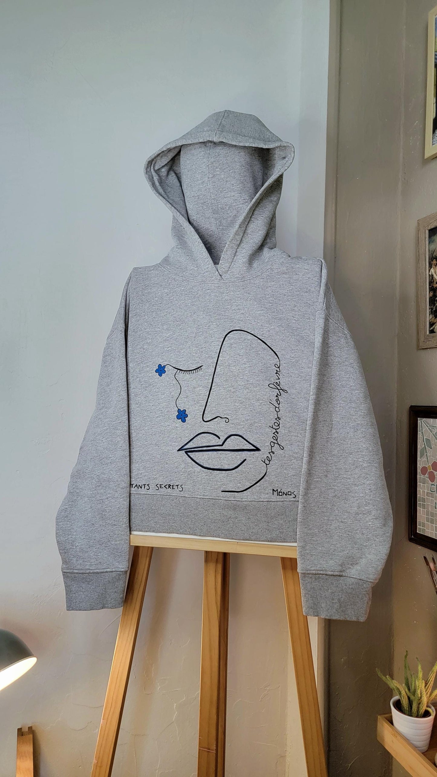 Sweat à capuche upcyclé peint à la main. "Tes gestes d'orfèvres" Taille S