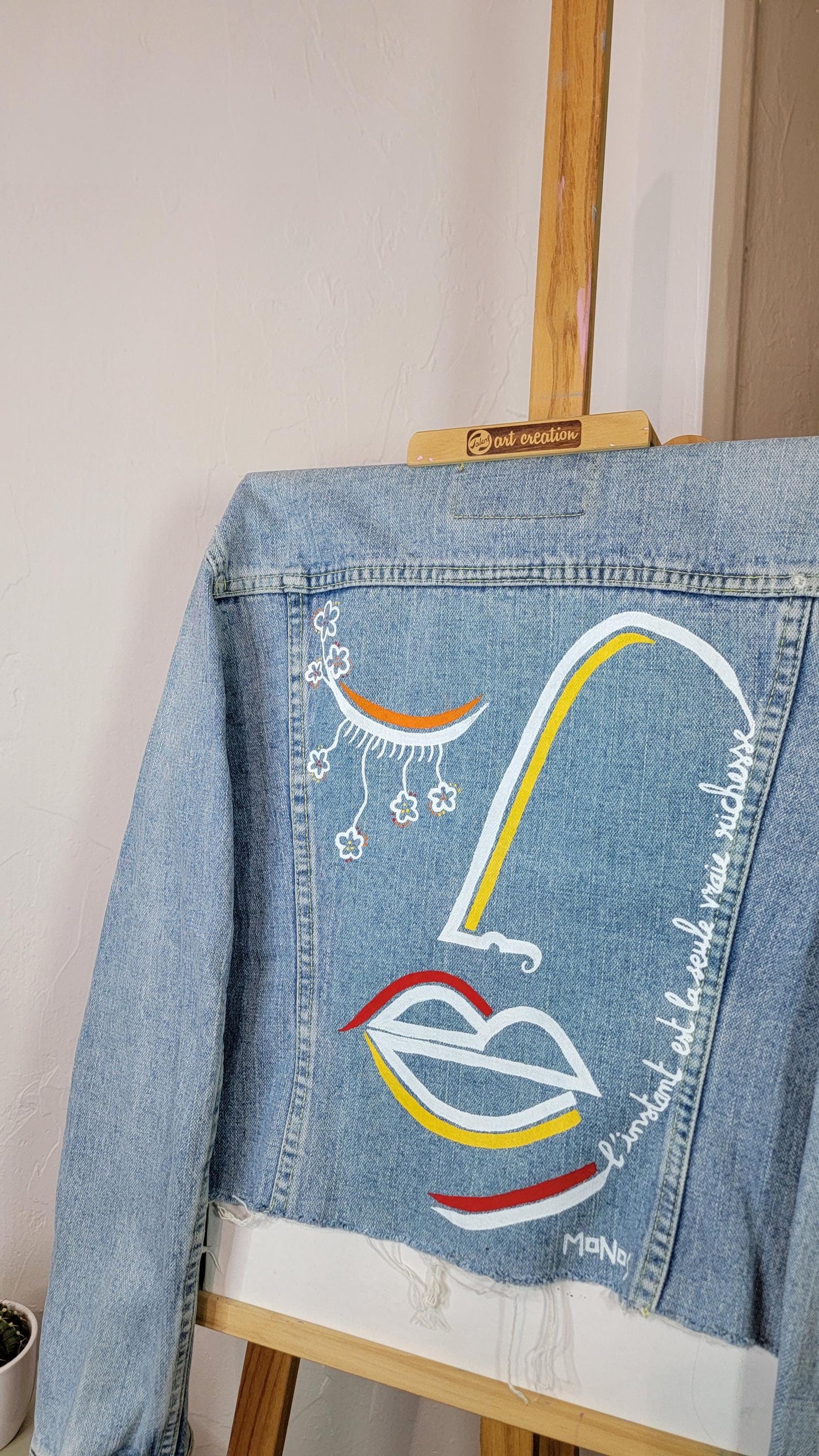 Veste en jean upcyclée peinte à la main "L'instant est la seule vraie richesse" - Taille S