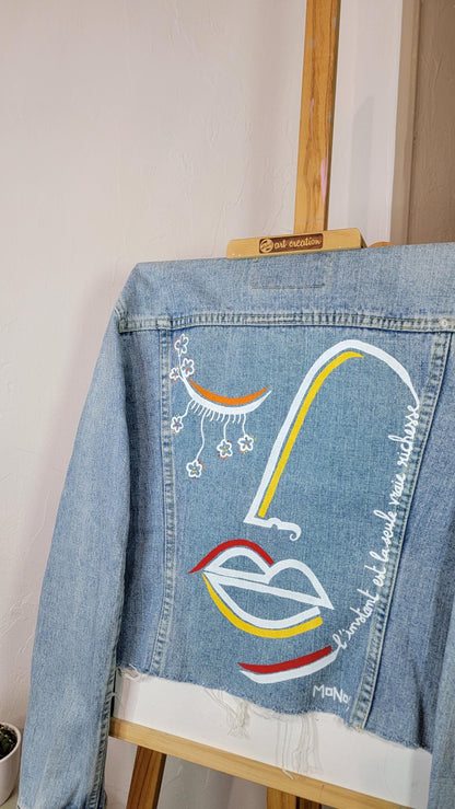 Veste en jean upcyclée peinte à la main "L'instant est la seule vraie richesse" - Taille S