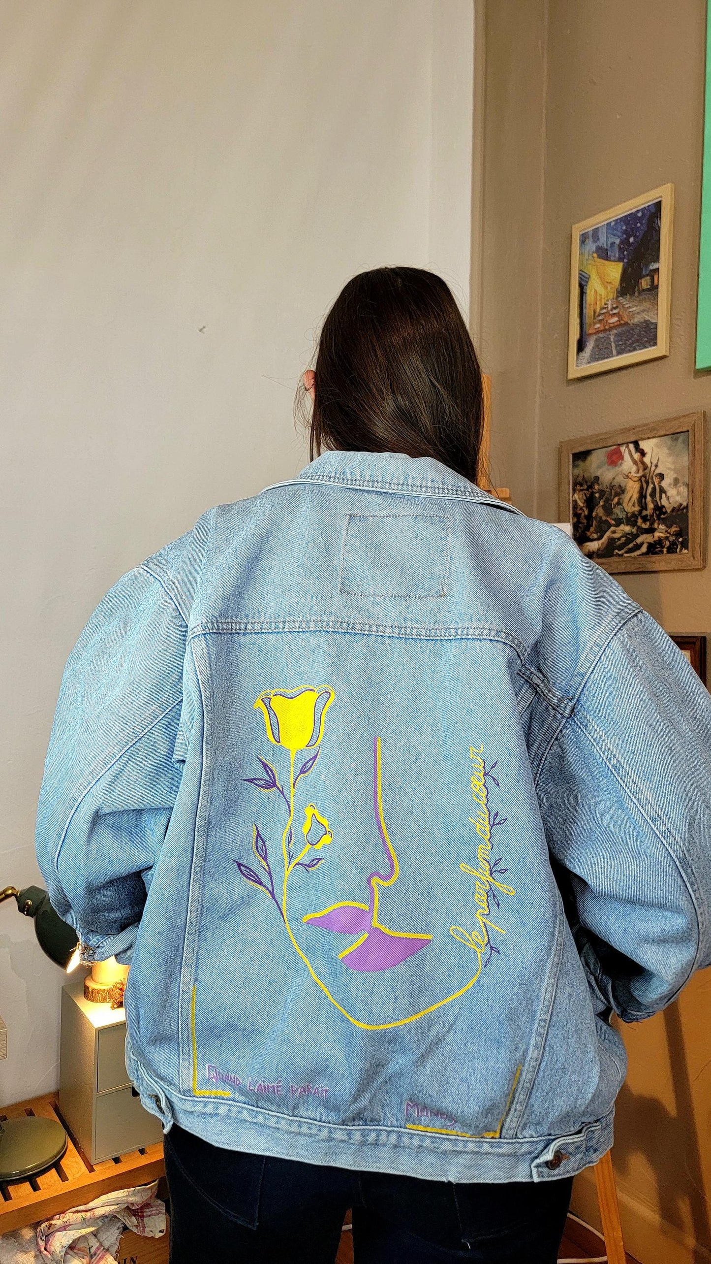 Veste en jean upcyclée peinte à la main. "Le parfum du coeur" - Taille : L (coupe oversize)