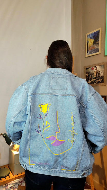 Veste en jean upcyclée peinte à la main. "Le parfum du coeur" - Taille : L (coupe oversize)