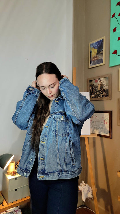 Veste en jean upcyclée peinte à la main. "Tout le divin dans tes gestes" - Taille L/XL (homme) - Coupe Oversize