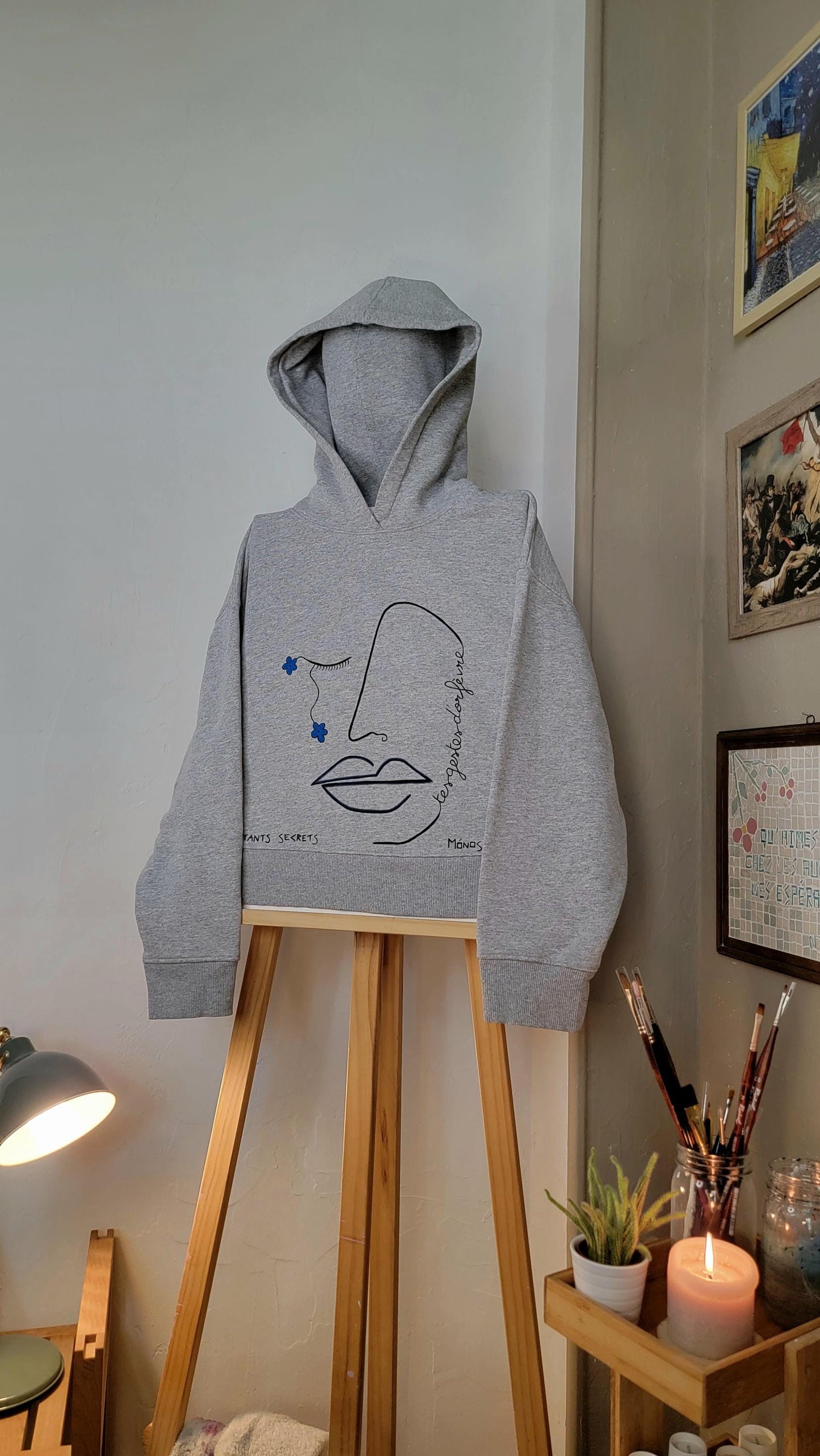 Sweat à capuche upcyclé peint à la main. "Tes gestes d'orfèvres" Taille S