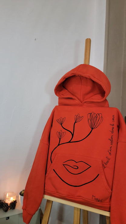 Sweat-shirt à capuche upcyclé peint à la main. "L'éveil d'un volcan dans le coeur" - Taille M