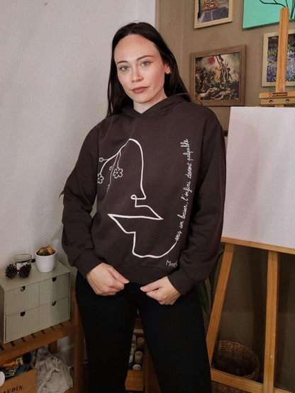 Sweat à capuche peint à la main. "Sous un baiser, l'infini devient palpable" - Taille S