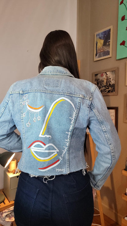 Veste en jean upcyclée peinte à la main "L'instant est la seule vraie richesse" - Taille S