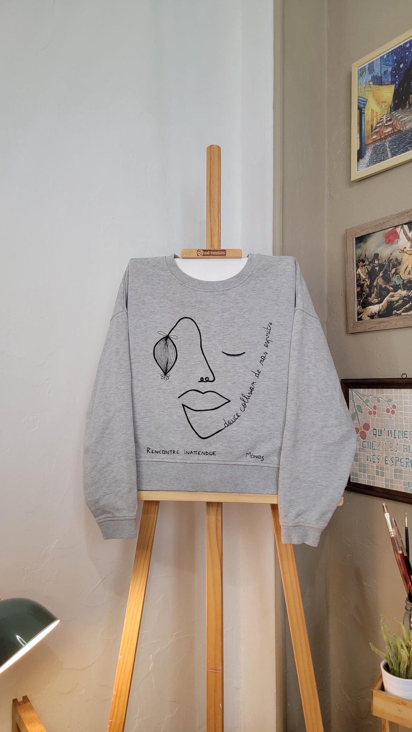 Sweat-shirt upcyclé peint à la main. "Douce collision de nos esprit" - Taille M