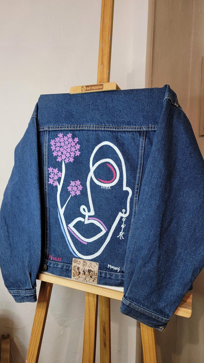 Veste en jean upcyclée peinte à la main. "Pétales" - Taille M