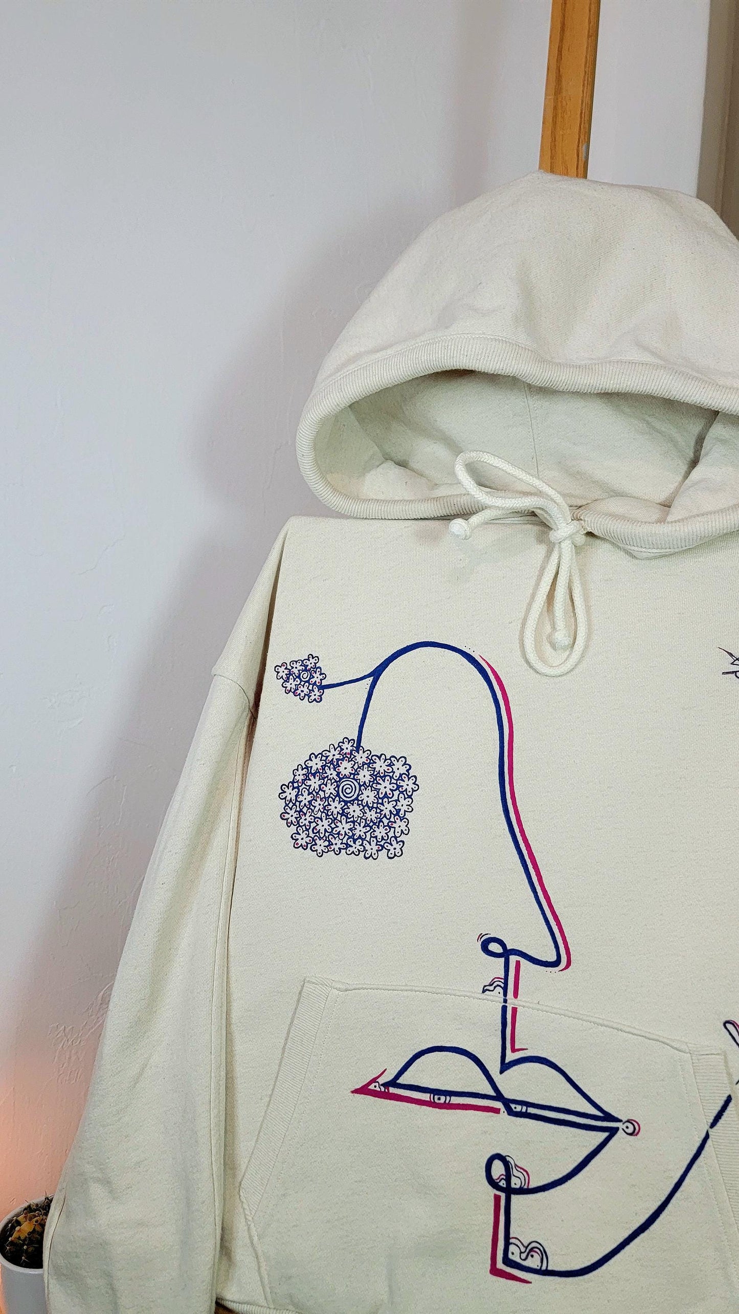 Sweat-shirt à capuche upcyclé peint à la main. "Le vagabondage de nos regards" - Taille M