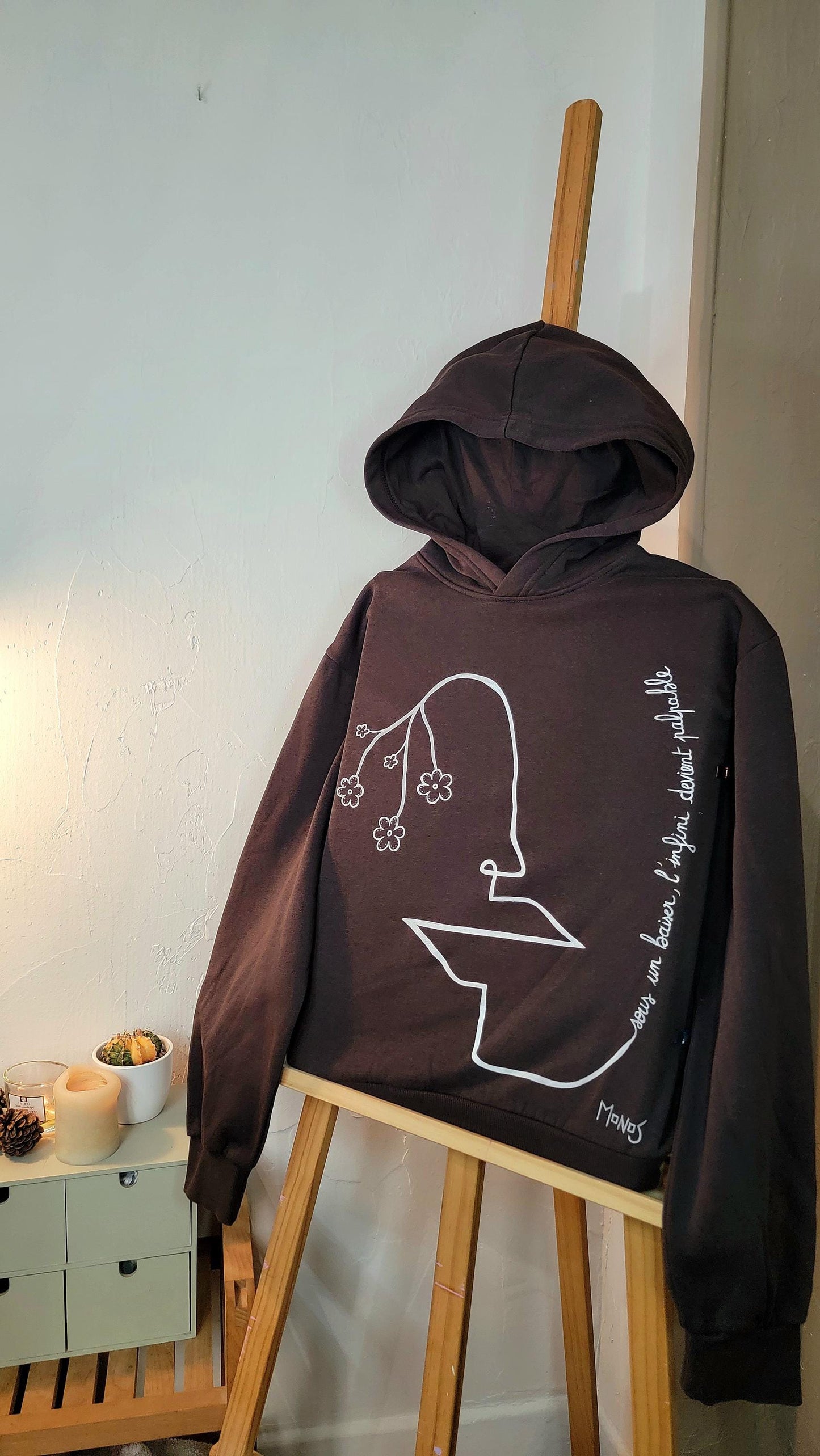 Sweat à capuche peint à la main. "Sous un baiser, l'infini devient palpable" - Taille S
